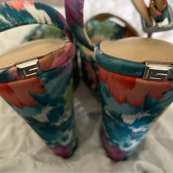GUESS Taraji pattern wedge sandals - Picture 2 of 4